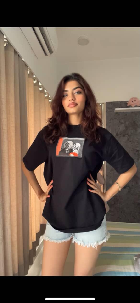 A couple embroidery tee