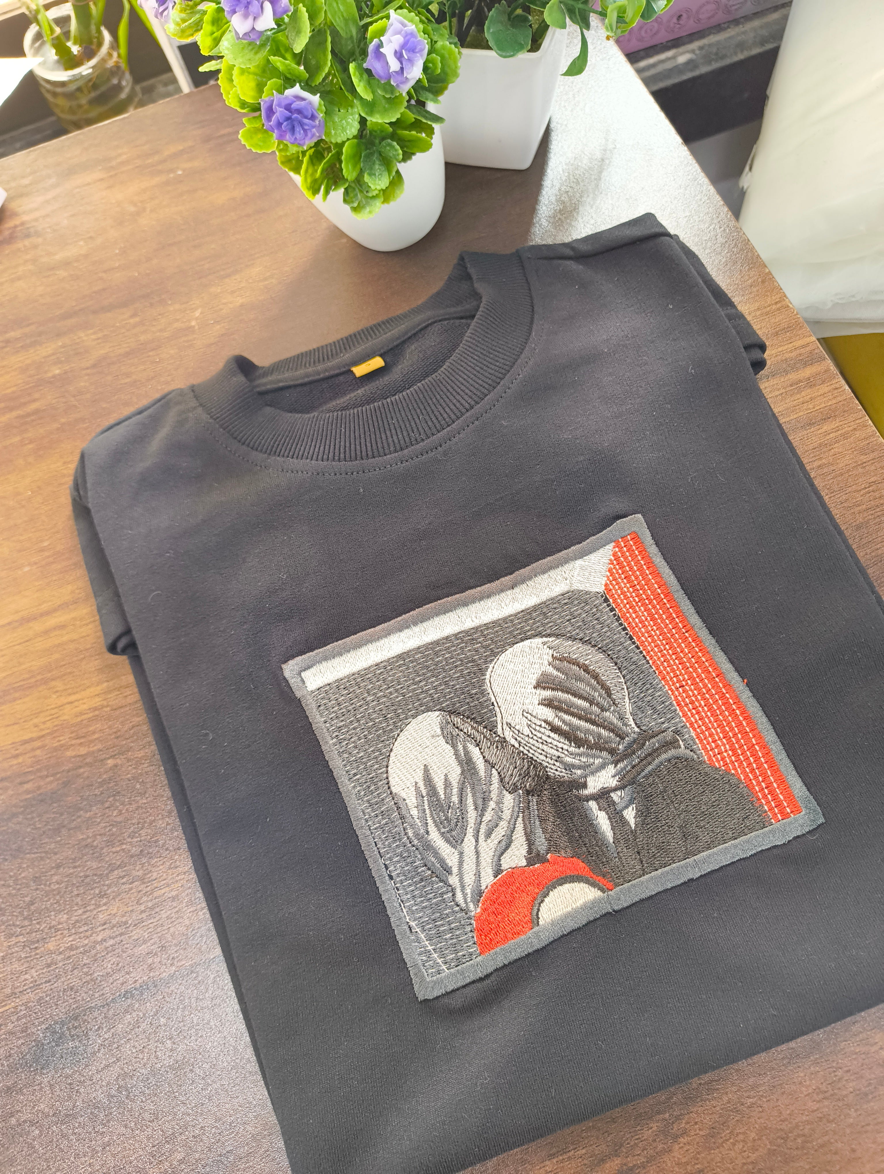 A couple embroidery tee